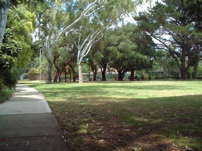 28 Regency Drive, Thornlie WA 6108