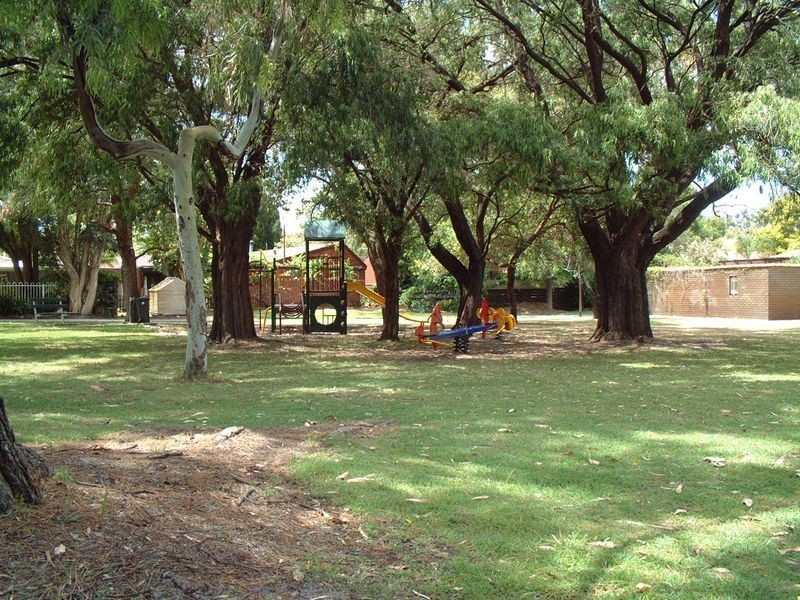 28 Regency Drive, Thornlie WA 6108