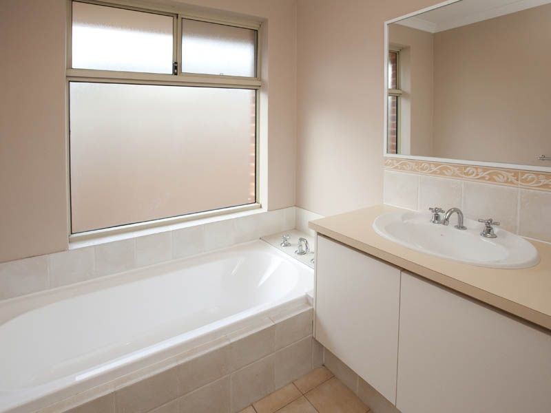 28 Copperback Circle, Huntingdale WA 6110