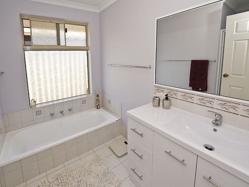 49 Discovery Drive, Thornlie WA 6108