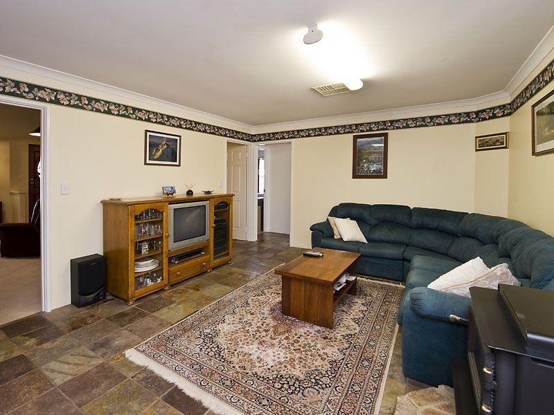 49 Discovery Drive, Thornlie WA 6108