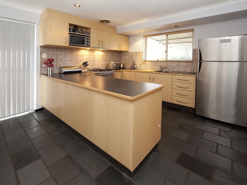 8 Tullamore Avenue, Thornlie WA 6108