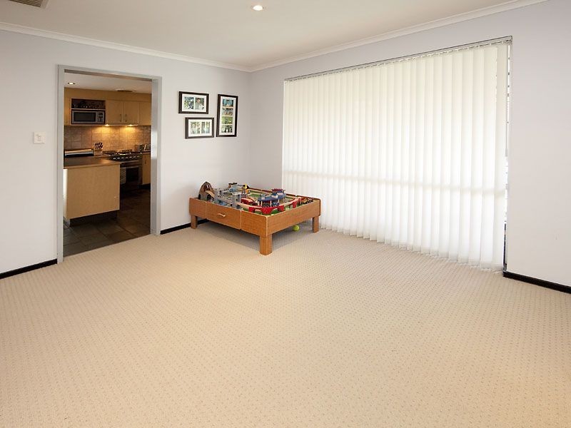 8 Tullamore Avenue, Thornlie WA 6108