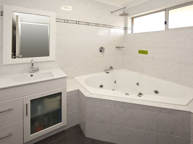 8 Tullamore Avenue, Thornlie WA 6108