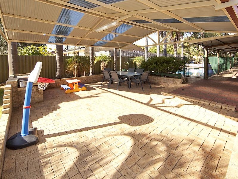 8 Tullamore Avenue, Thornlie WA 6108