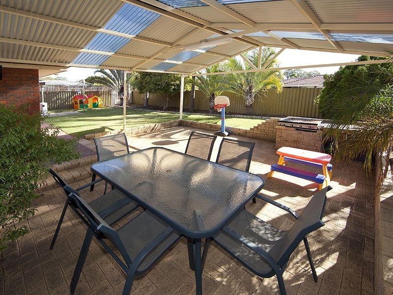 8 Tullamore Avenue, Thornlie WA 6108