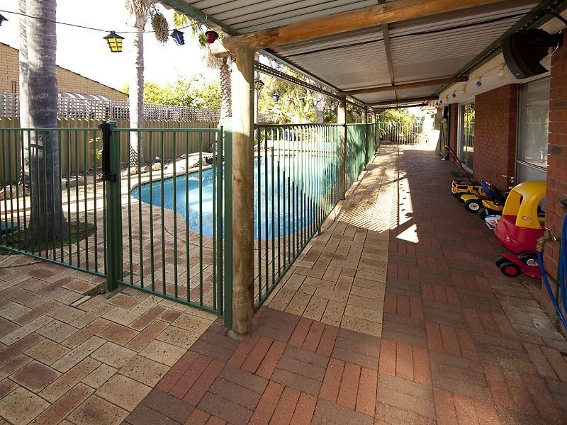 8 Tullamore Avenue, Thornlie WA 6108