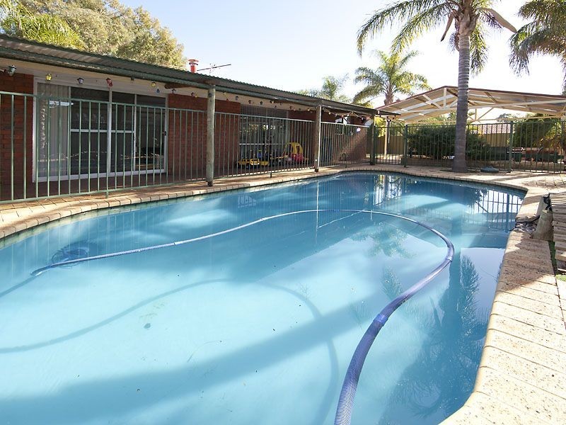 8 Tullamore Avenue, Thornlie WA 6108