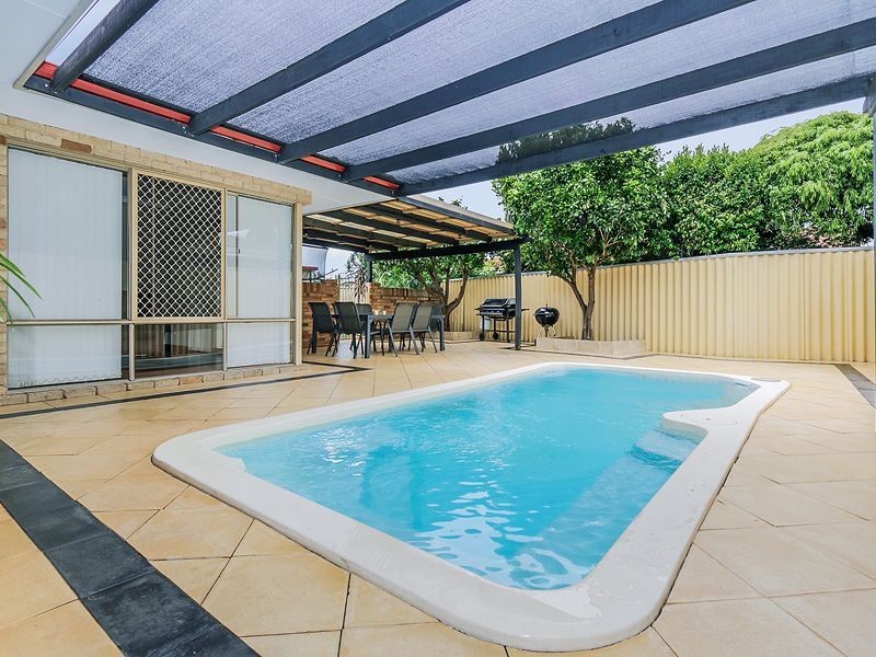 19 Lakeside Drive, Thornlie WA 6108