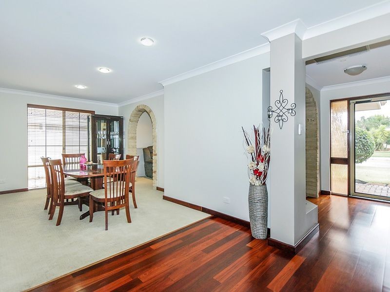 19 Lakeside Drive, Thornlie WA 6108