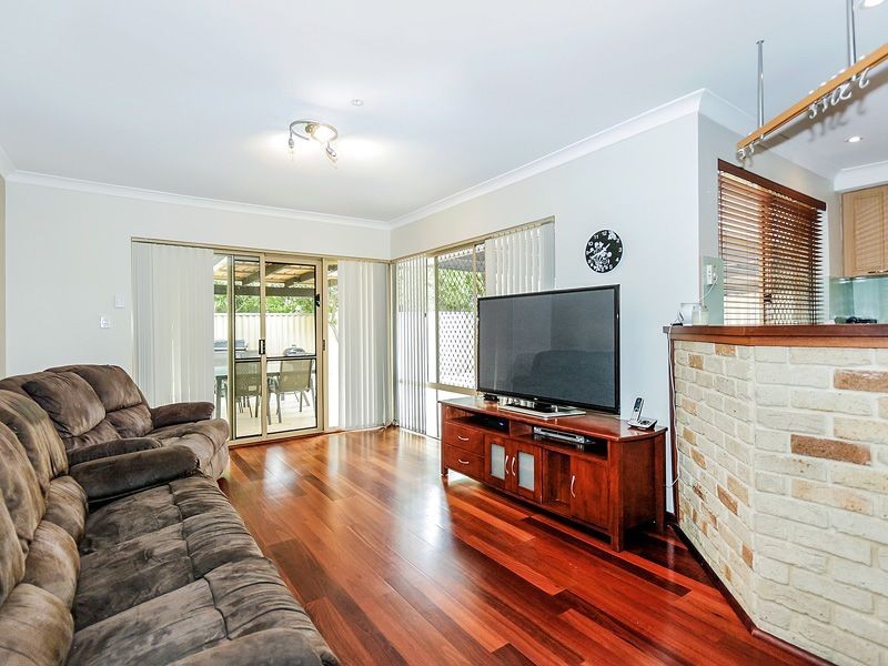 19 Lakeside Drive, Thornlie WA 6108