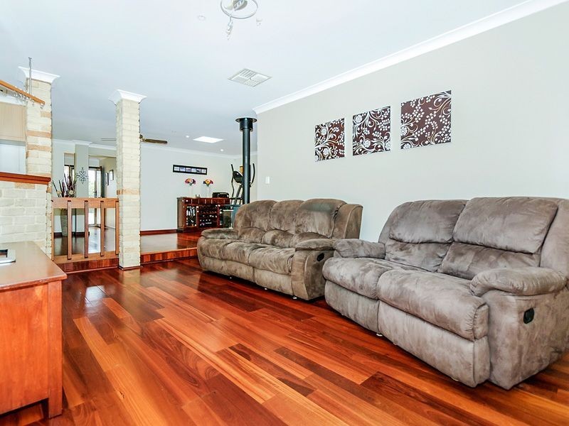 19 Lakeside Drive, Thornlie WA 6108