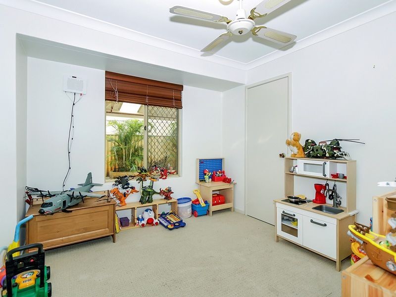 19 Lakeside Drive, Thornlie WA 6108