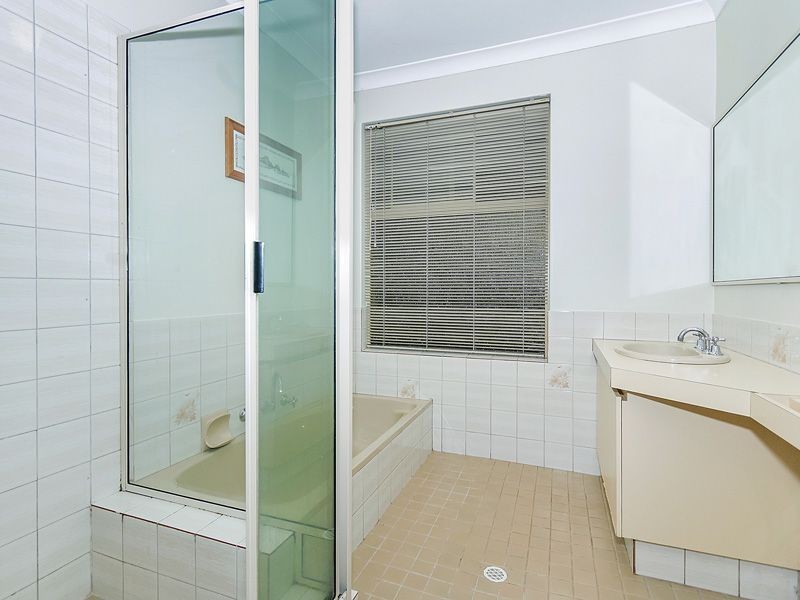 19 Lakeside Drive, Thornlie WA 6108