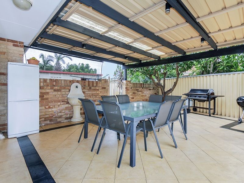 19 Lakeside Drive, Thornlie WA 6108