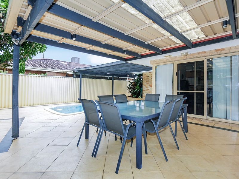 19 Lakeside Drive, Thornlie WA 6108