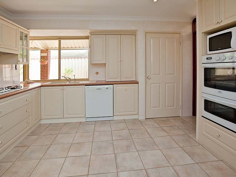 2 Myrtle Court, Thornlie WA 6108