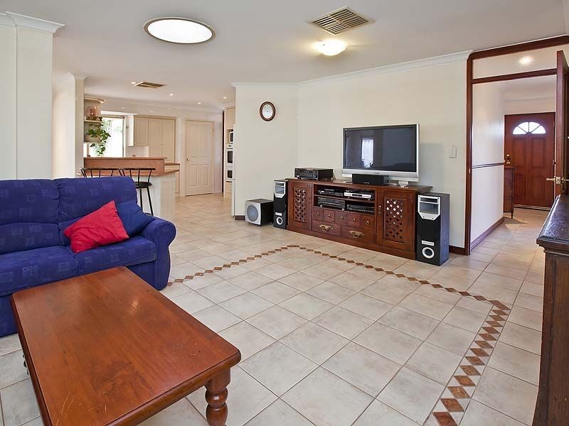 2 Myrtle Court, Thornlie WA 6108