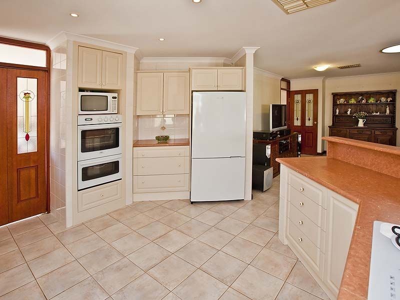 2 Myrtle Court, Thornlie WA 6108