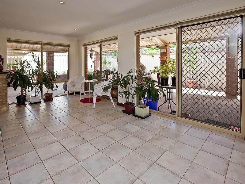 2 Myrtle Court, Thornlie WA 6108