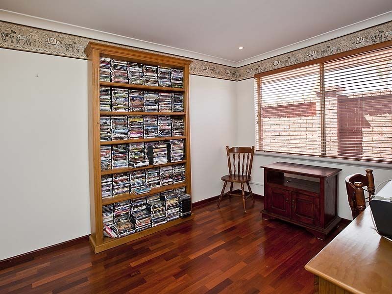 2 Myrtle Court, Thornlie WA 6108