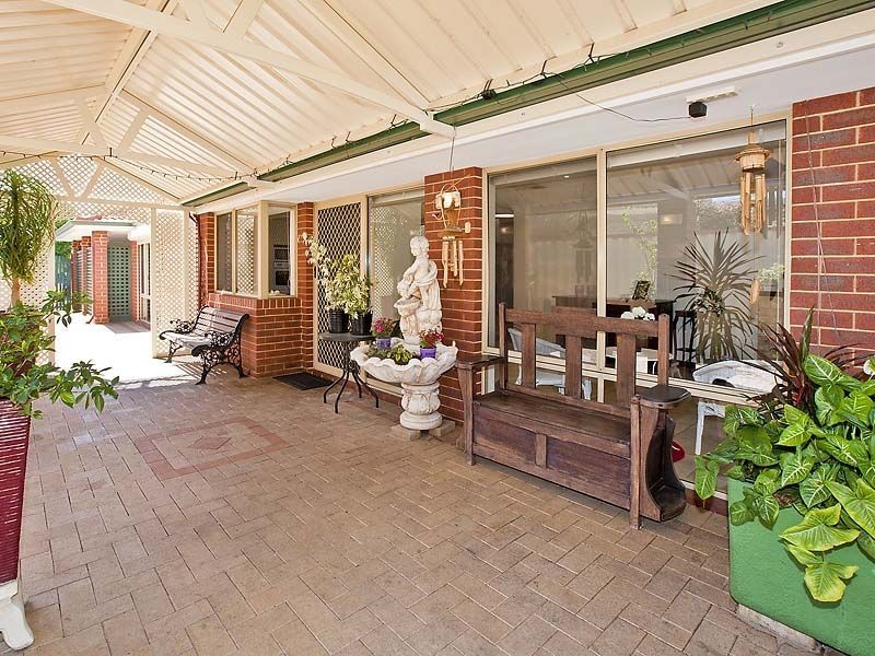 2 Myrtle Court, Thornlie WA 6108