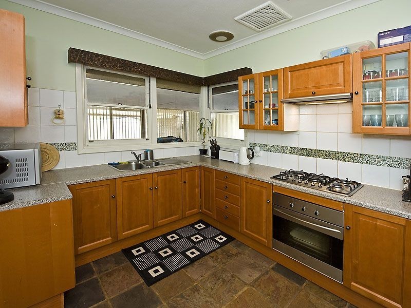 7 Cambridge Road, Forrestfield WA 6058