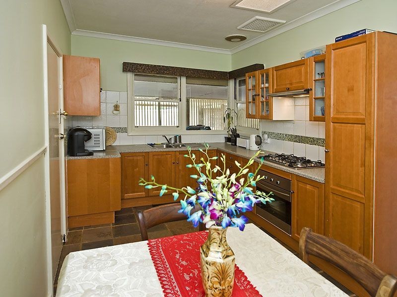 7 Cambridge Road, Forrestfield WA 6058