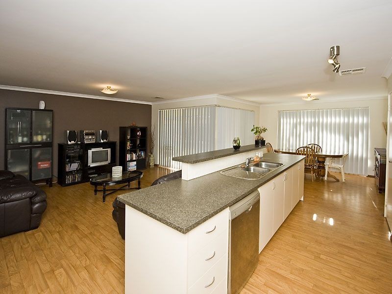 2 Elliot Place, Thornlie WA 6108