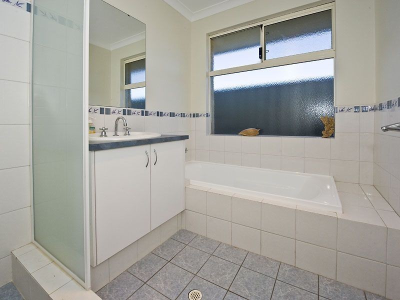 2 Elliot Place, Thornlie WA 6108