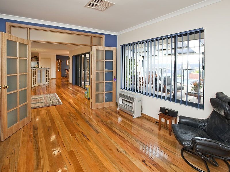 24 Plaistowe Boulevard, Darling Downs WA 6122