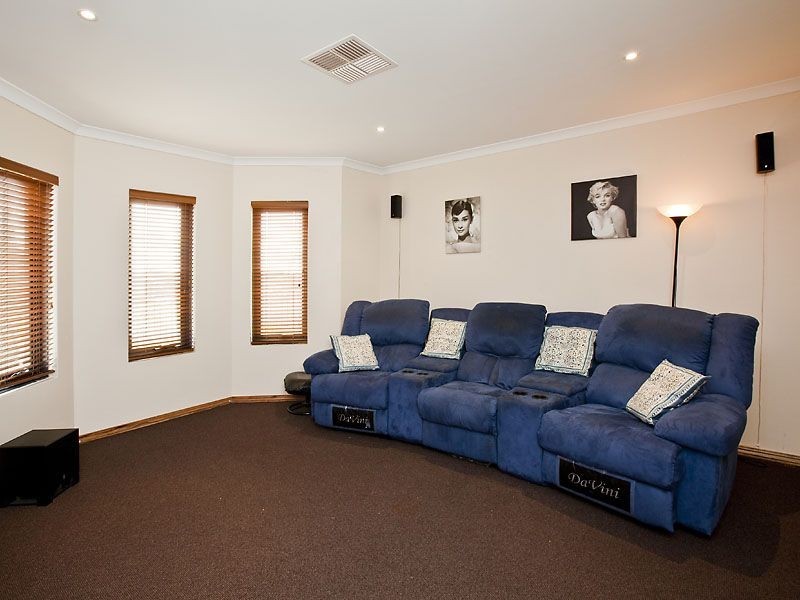 24 Plaistowe Boulevard, Darling Downs WA 6122