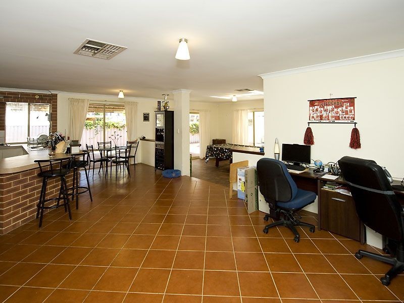 17 Morgan Road, Seville Grove WA 6112