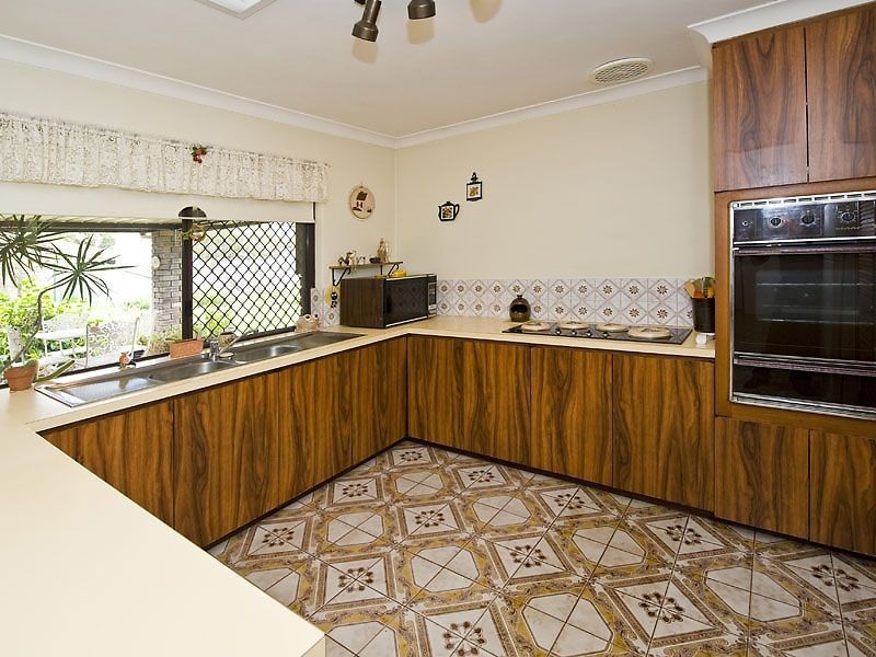 18 Windsor Drive, Gosnells WA 6110