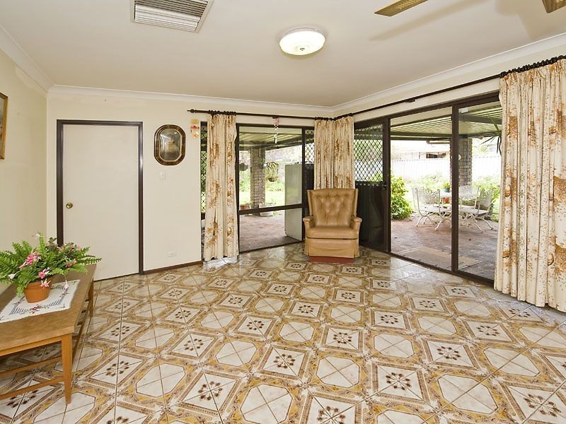 18 Windsor Drive, Gosnells WA 6110