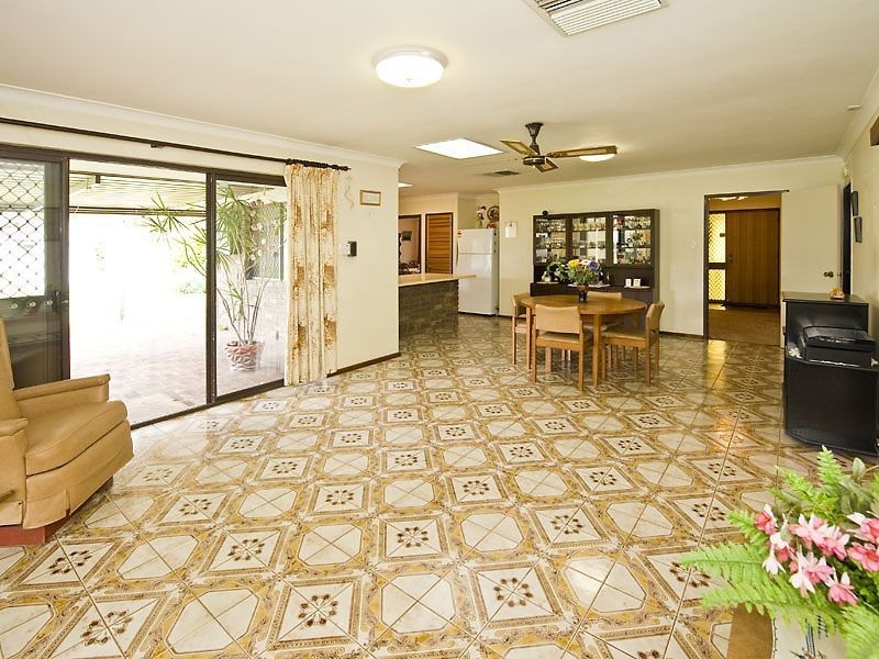 18 Windsor Drive, Gosnells WA 6110