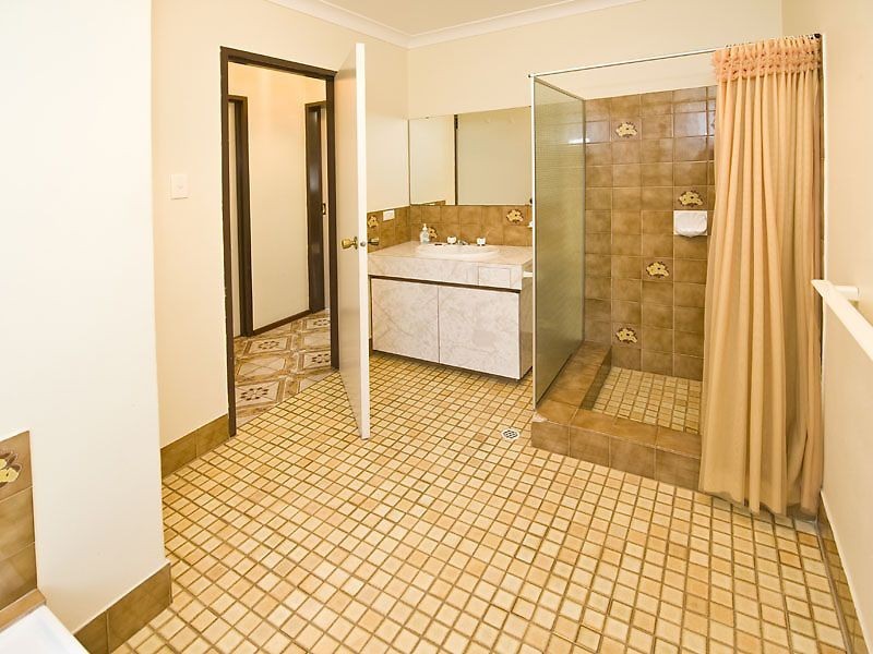 18 Windsor Drive, Gosnells WA 6110