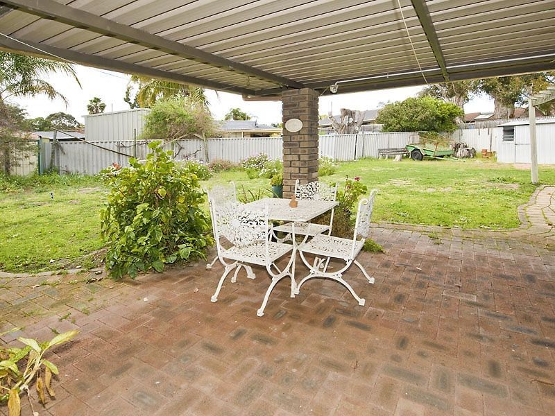 18 Windsor Drive, Gosnells WA 6110