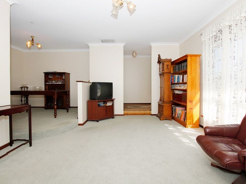 6 Empire Way, Thornlie WA 6108