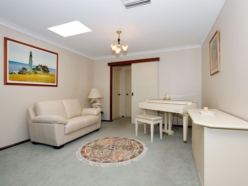 6 Empire Way, Thornlie WA 6108
