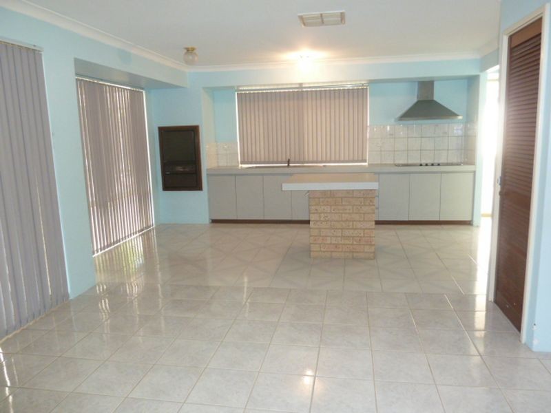 32 Forest Lakes Drive, Thornlie WA 6108