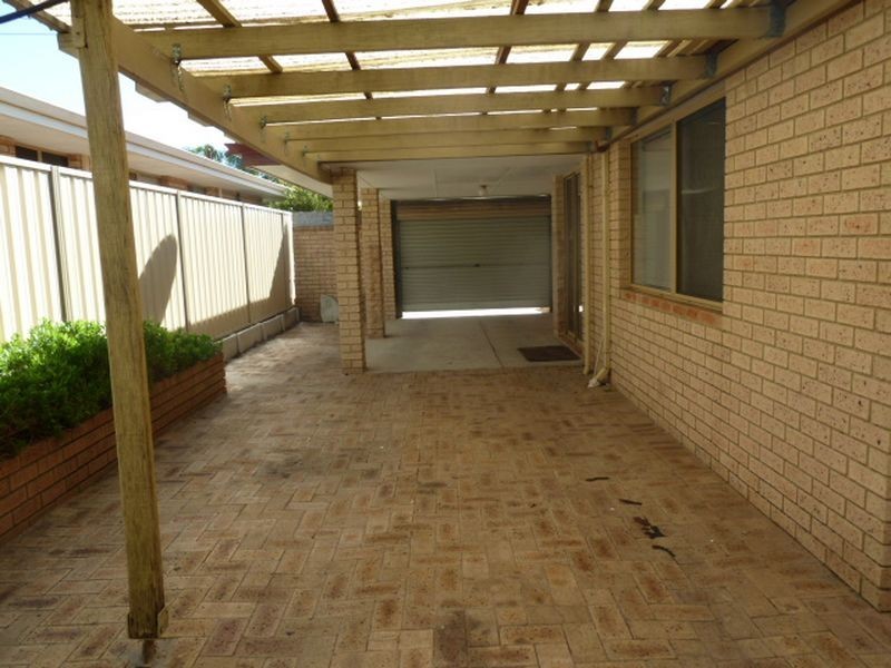32 Forest Lakes Drive, Thornlie WA 6108
