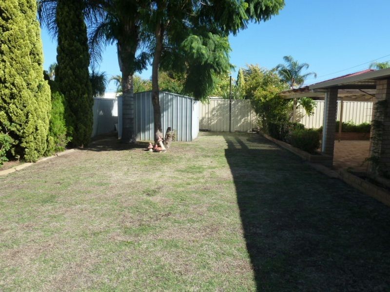 32 Forest Lakes Drive, Thornlie WA 6108