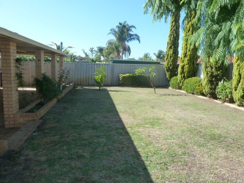 32 Forest Lakes Drive, Thornlie WA 6108