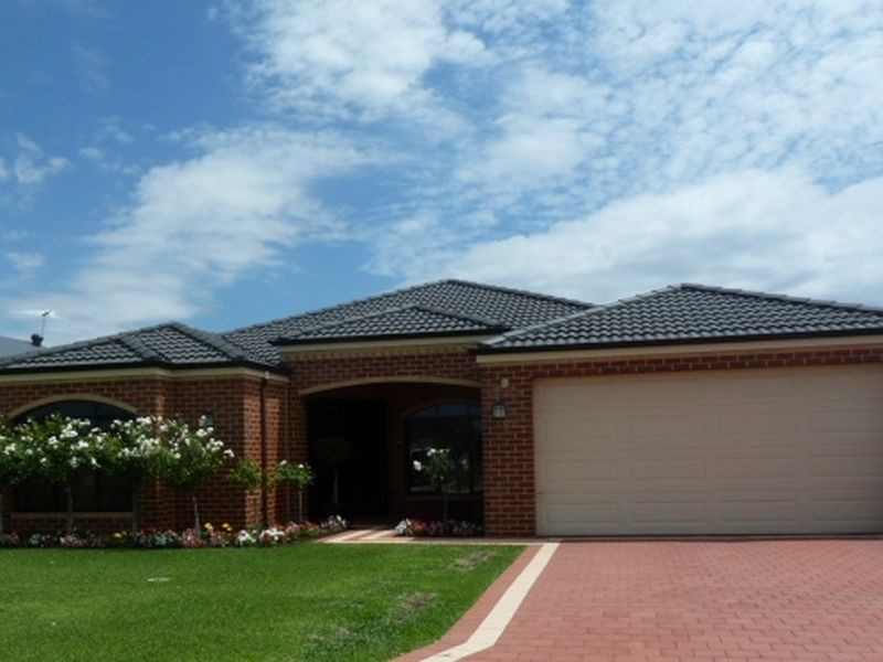 8 Philadelphia Parade, Canning Vale WA 6155