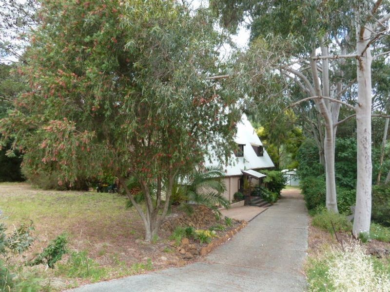 381 Lesmurdie Road, Lesmurdie WA 6076