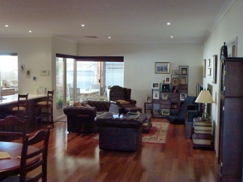 8 Emmet Parkway, Canning Vale WA 6155