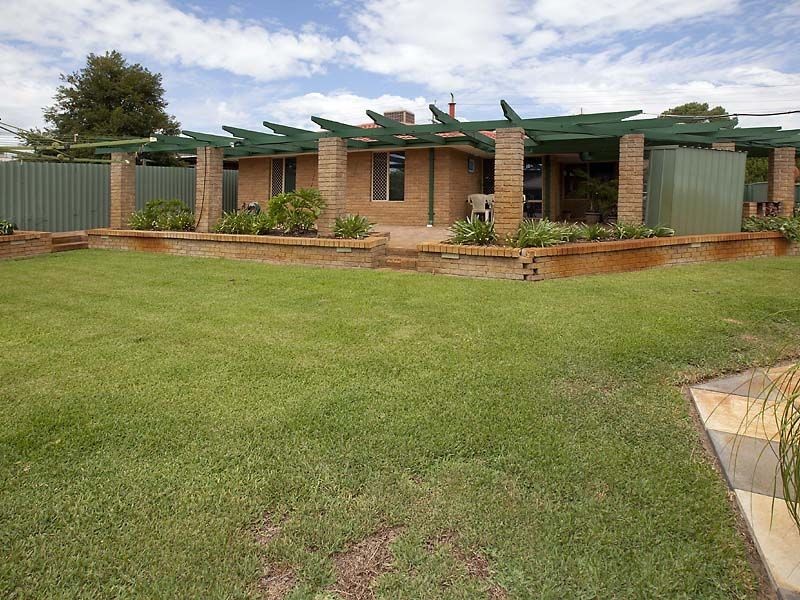 8 Chamberlain Street, Gosnells WA 6110