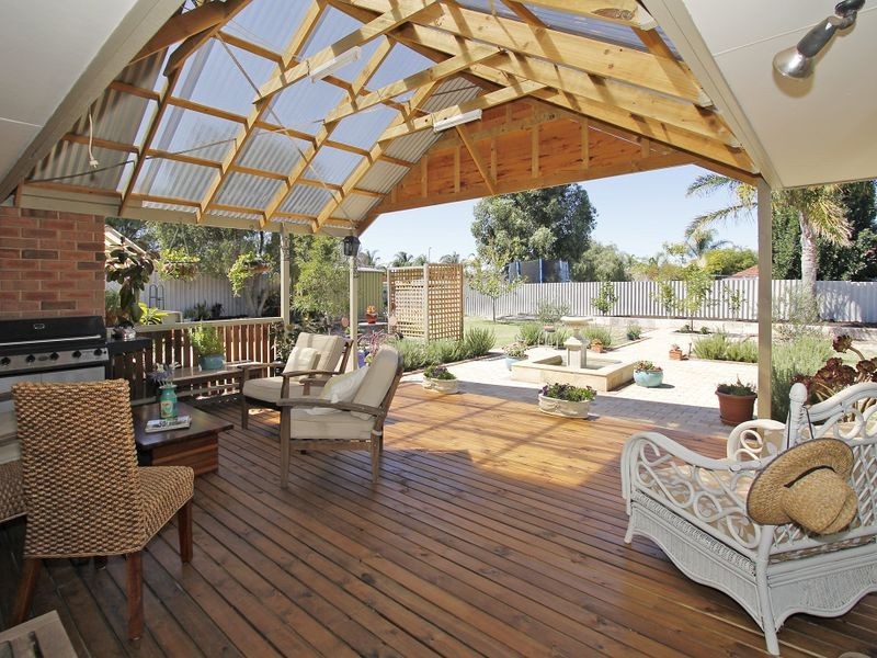 18 Crusader Drive, Thornlie WA 6108