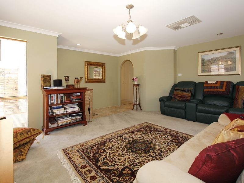 18 Crusader Drive, Thornlie WA 6108